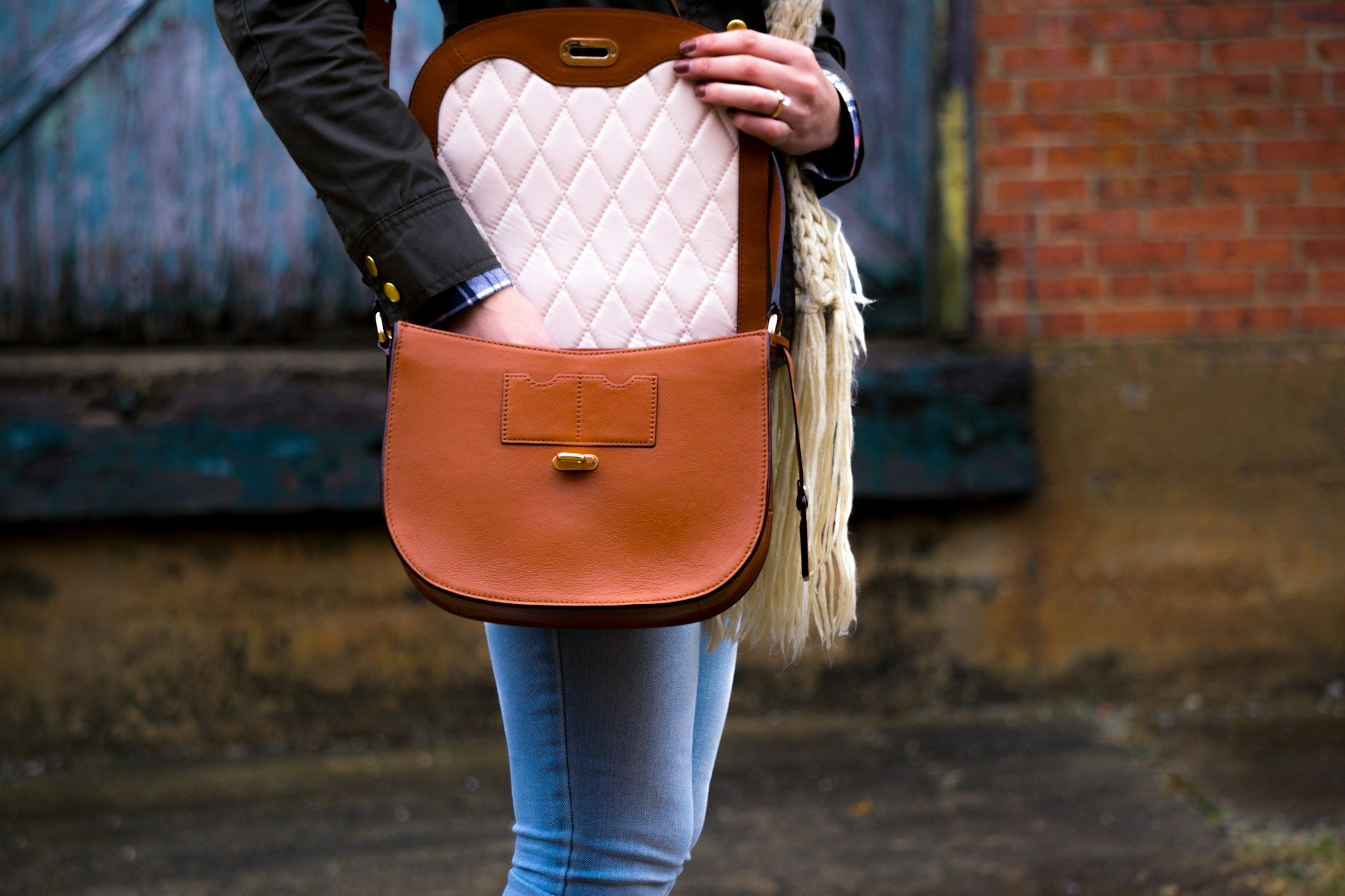 Choosing the Perfect Leather Handbag: Tips & Tricks